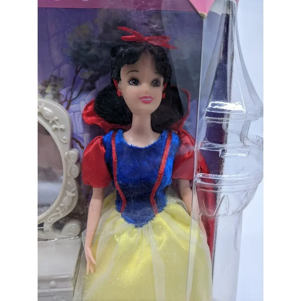 Disney - Talking Snow White Doll with Mirror Cabinet